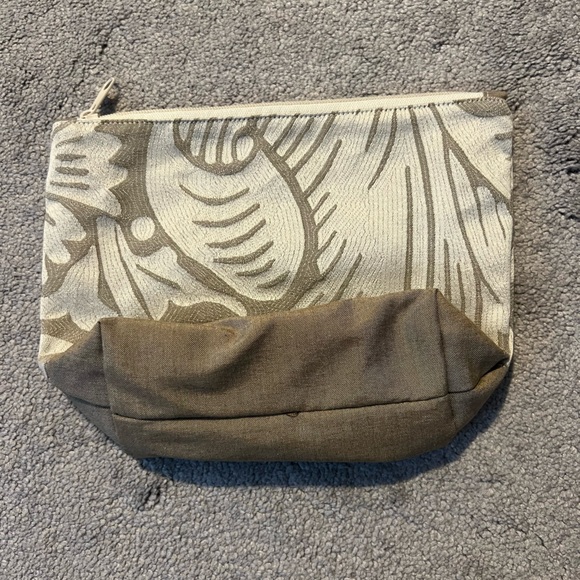 Elegant Beige and Cream Travel Bag - Picture 2 of 5